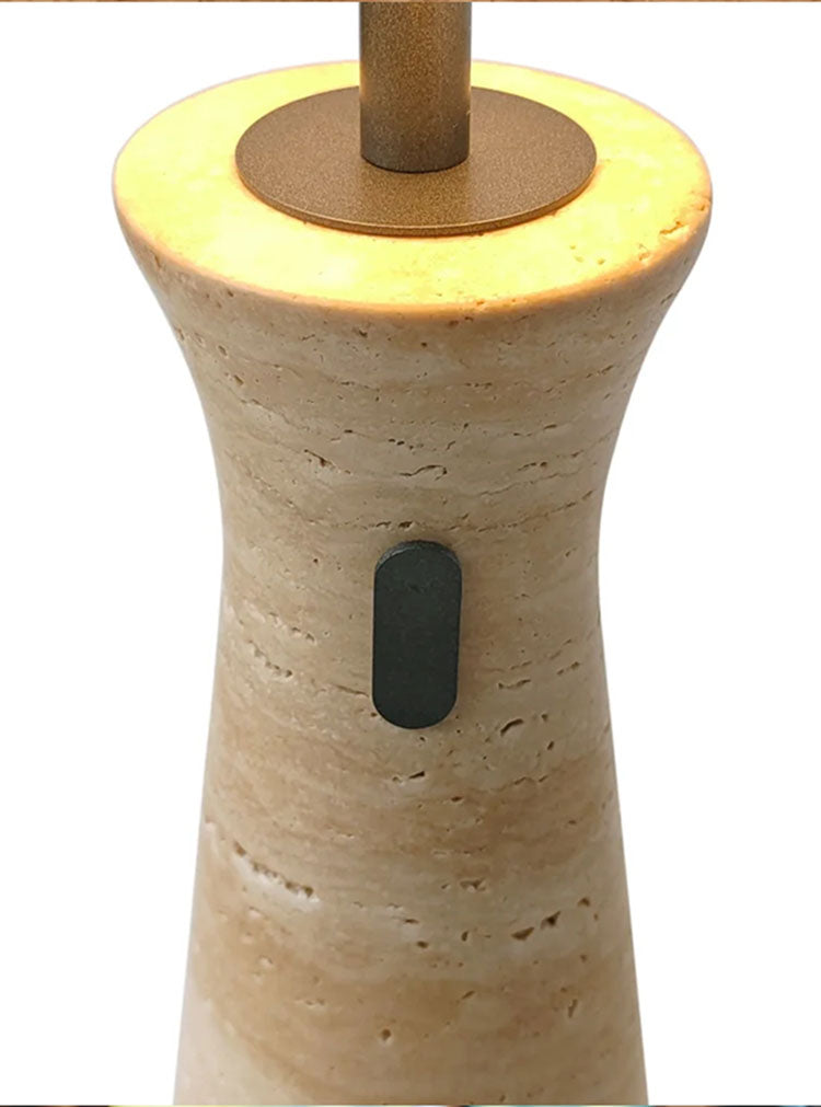 Lámpara de mesa inalámbrica Travela de travertino – detalle del anillo de luz en la parte superior