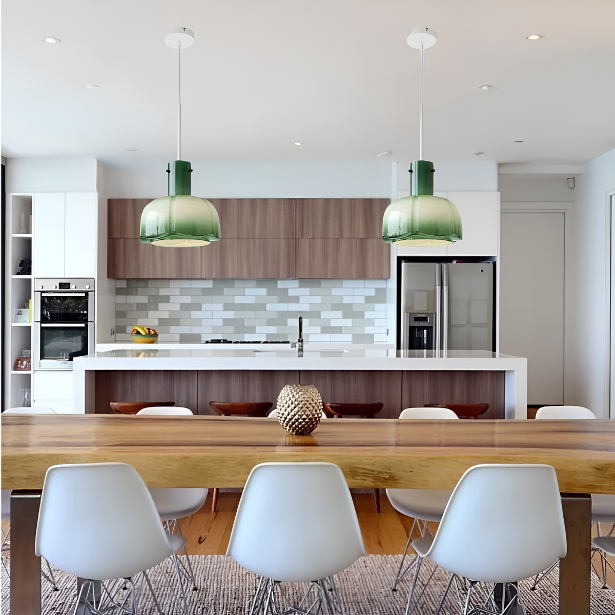 Lámpara colgante de cristal en forma de flor Amapela – dos verdes sobre la mesa de una cocina