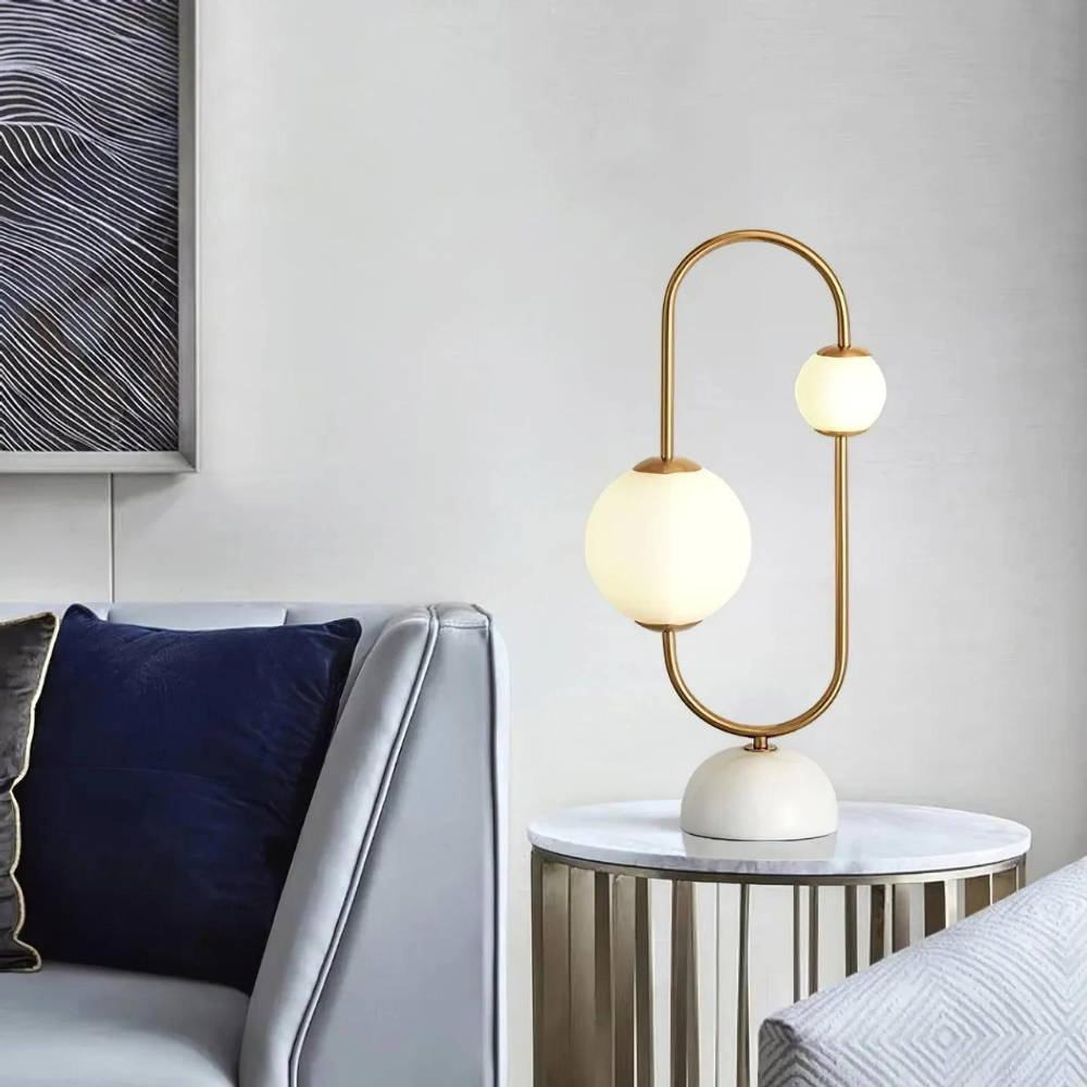 Lámpara de mesa Jeluna con aro dorado y globos de vidrio en un interior elegante – imagen 4