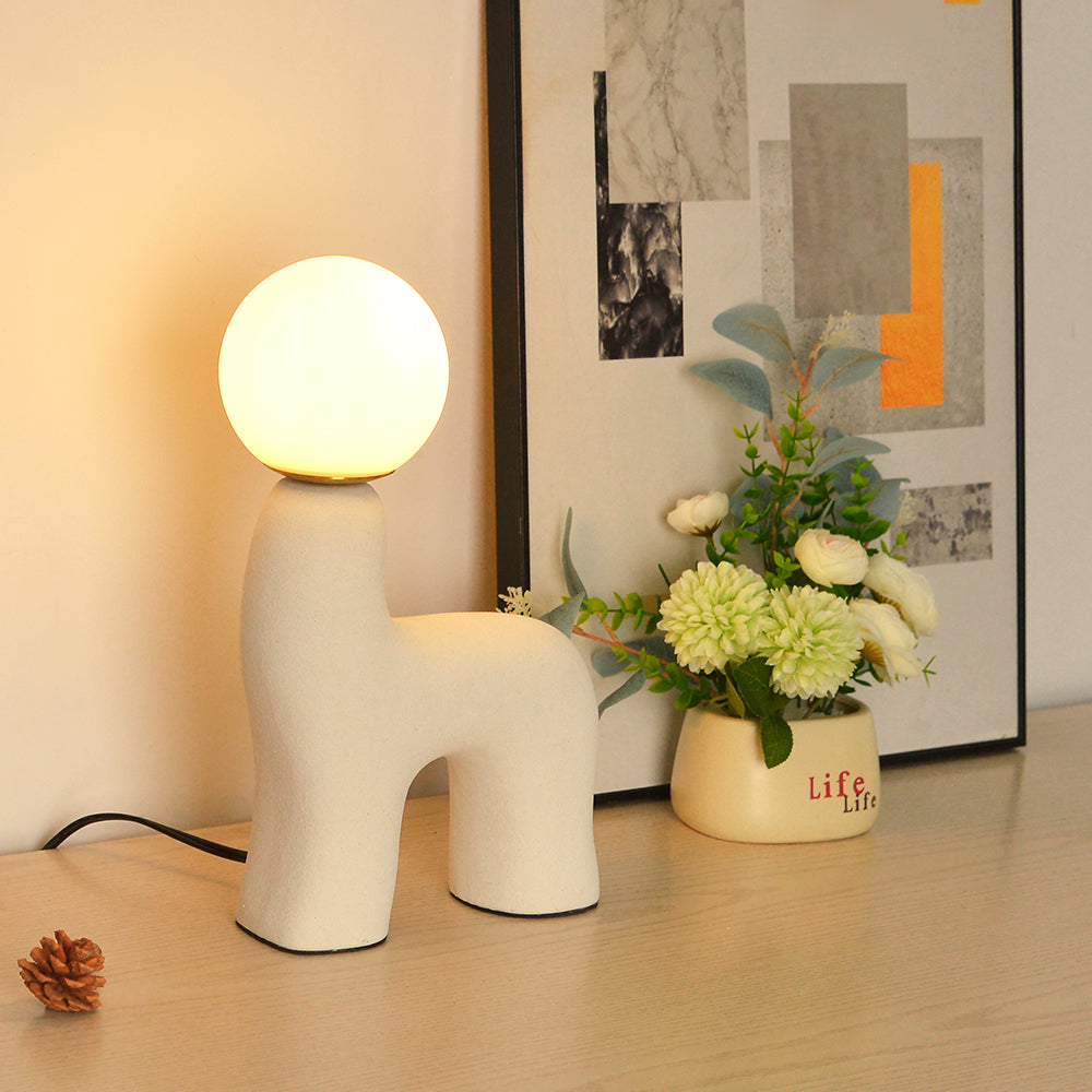 Lámpara de mesa con forma de poni Majaca sobre una cómoda junto a unos libros – imagen 3