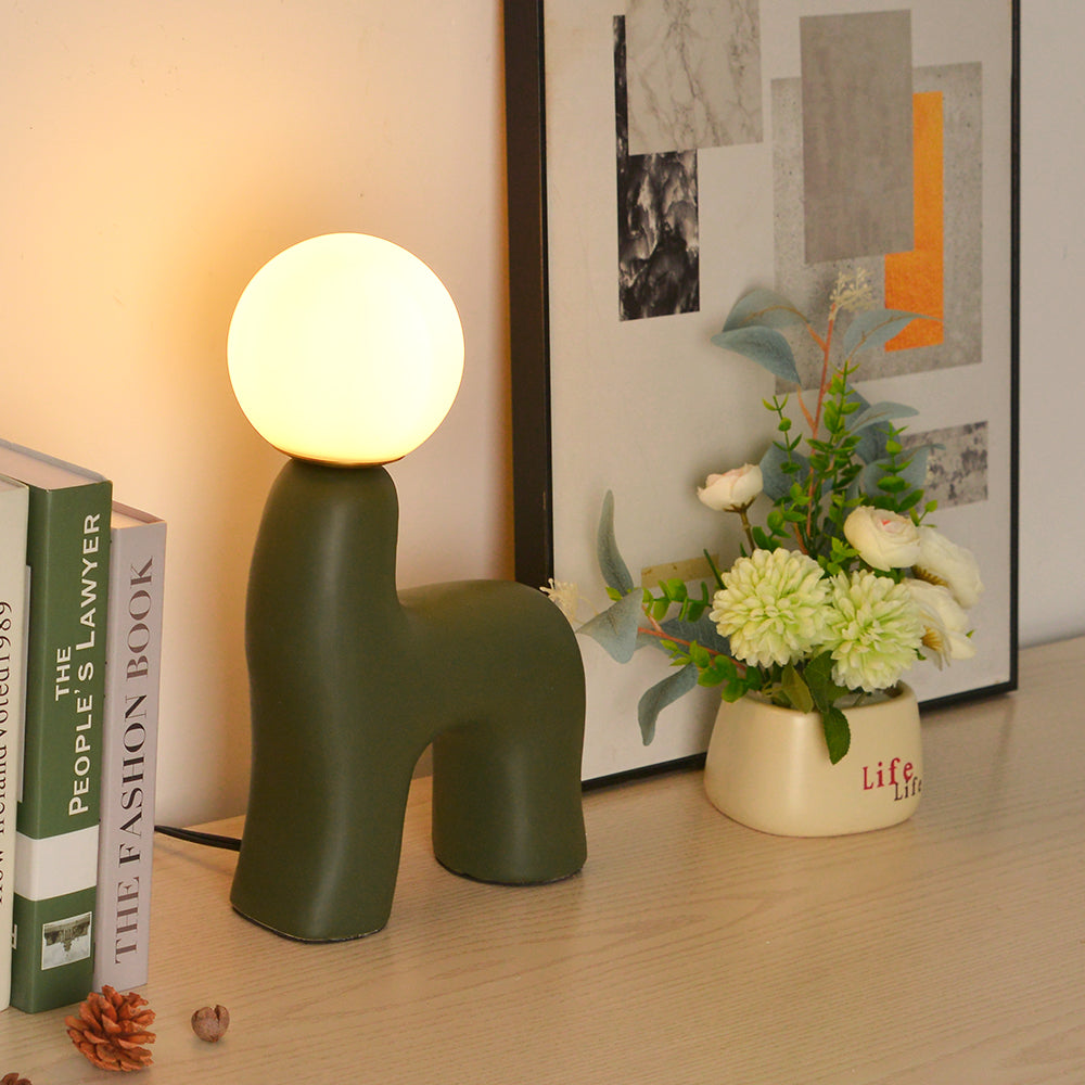 Lámpara de mesa con forma de poni Majaca sobre una cómoda junto a unos libros – imagen 8