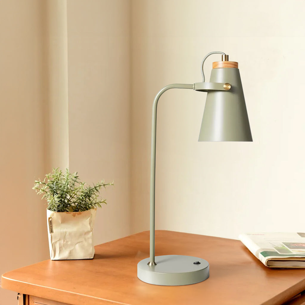 Lámpara de escritorio orientable Belisa sobre una mesa de madera – imagen 7