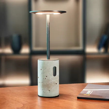 Lámpara de mesa inalámbrica de travertino Tufela en un salón cálido – imagen 7