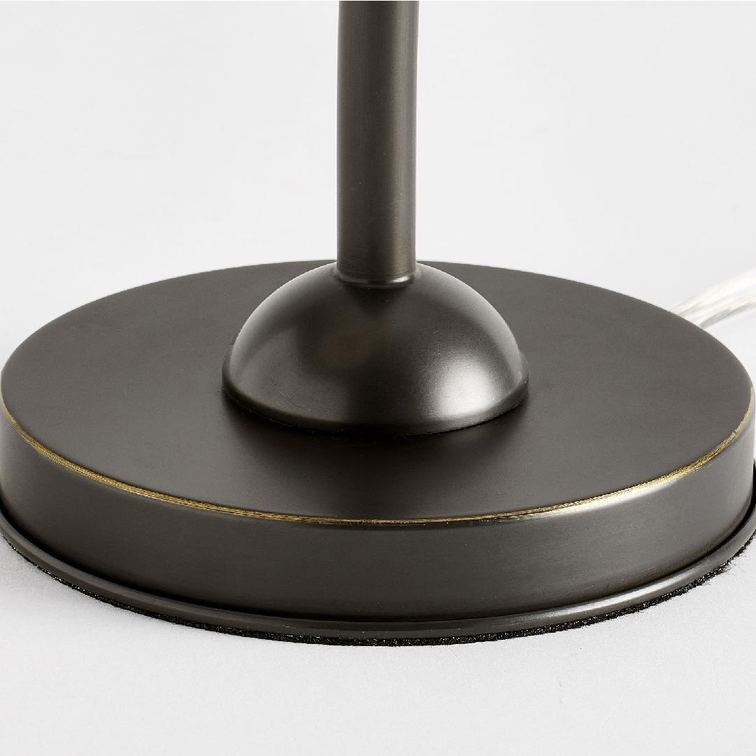 Lámpara de mesa clásica Linara – detalle de la base en latón