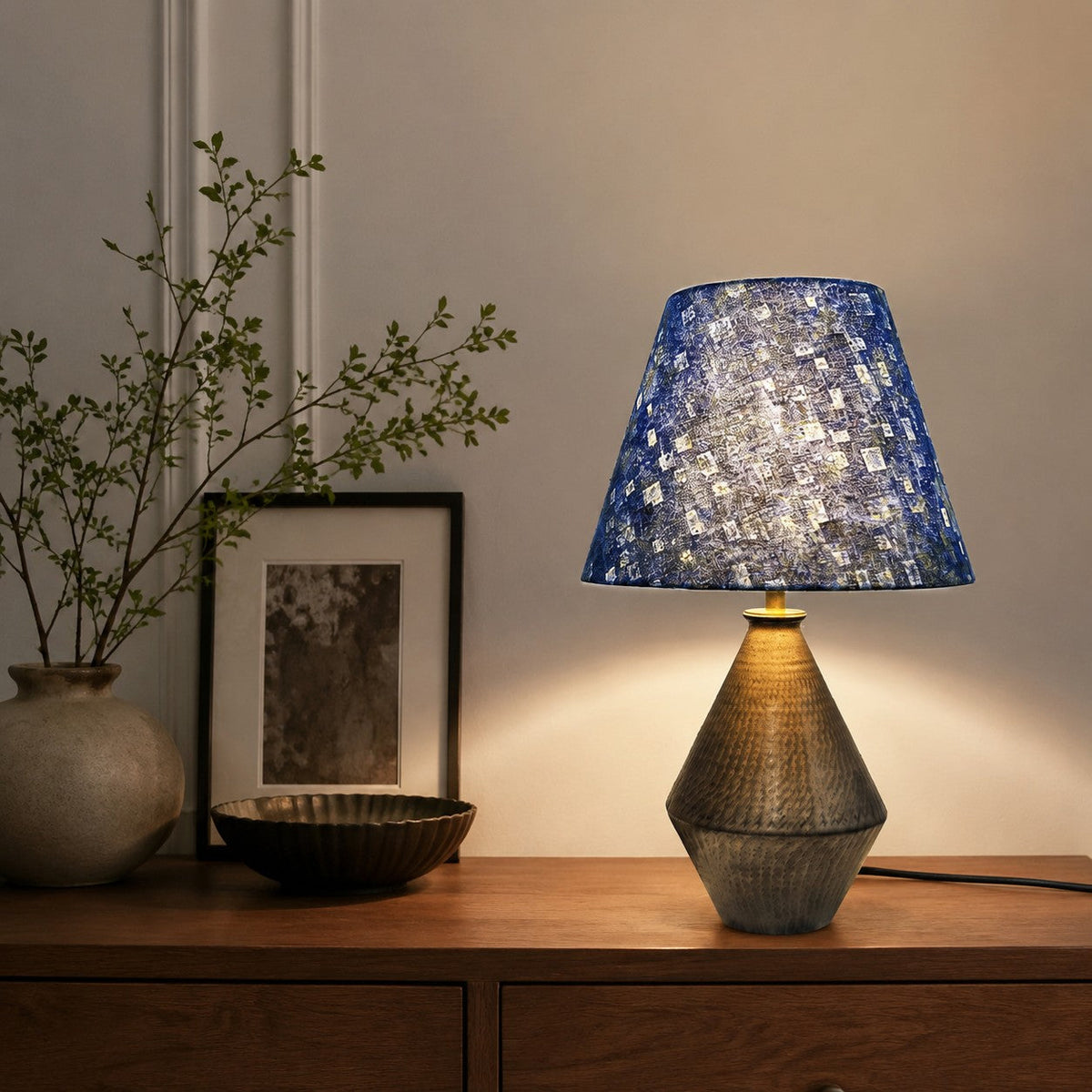 Zafiela - Lámpara de Mesa de Cerámica Dorada con Pantalla Azul Estampada