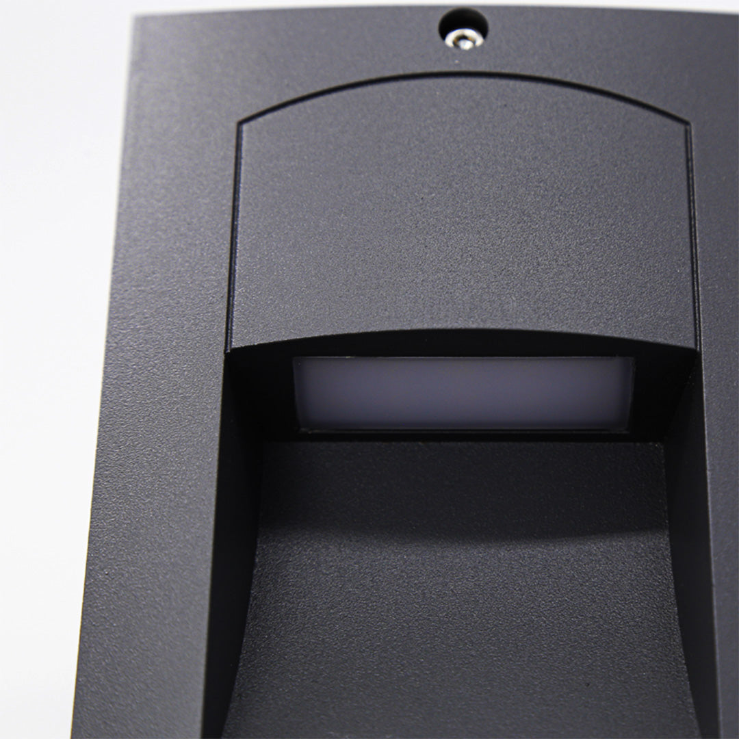 Luz de escalera empotrable exterior Isenda – detalle de la visera y el difusor