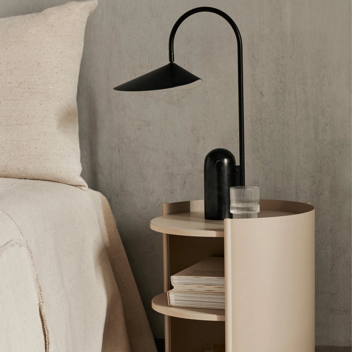 Lámpara de mesa de arco Lemira con base de mármol – en negro con base de mármol oscuro