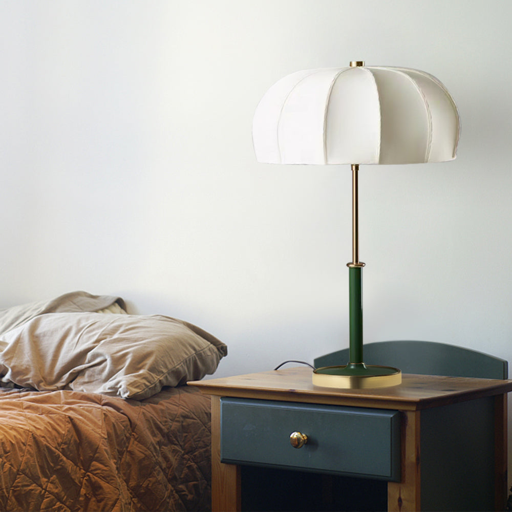 Lámpara de mesa mid century Lomadia en un dormitorio sereno – imagen 8