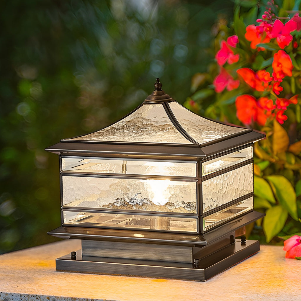 Farol de pilar exterior de cobre Moranta – junto a flores rojas