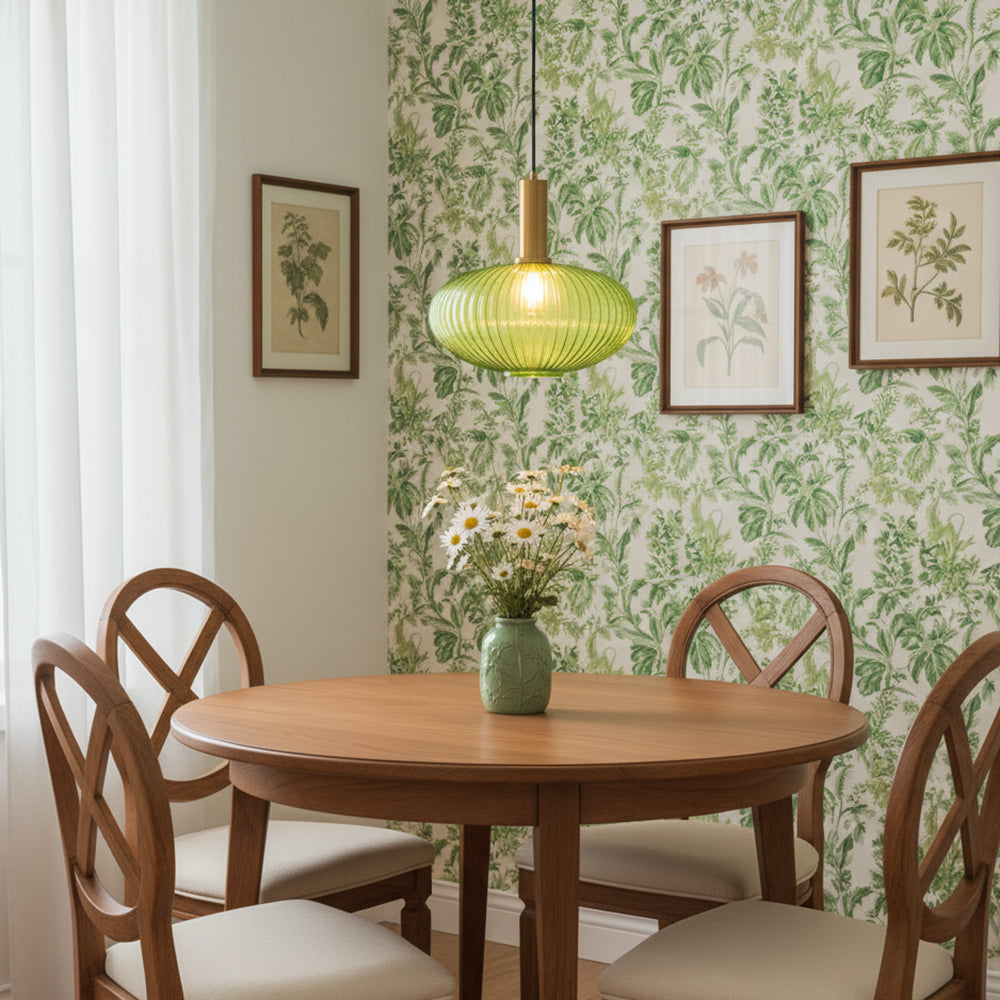 Lámpara colgante de cristal acanalado Acanela – en verde sobre una mesa de comedor