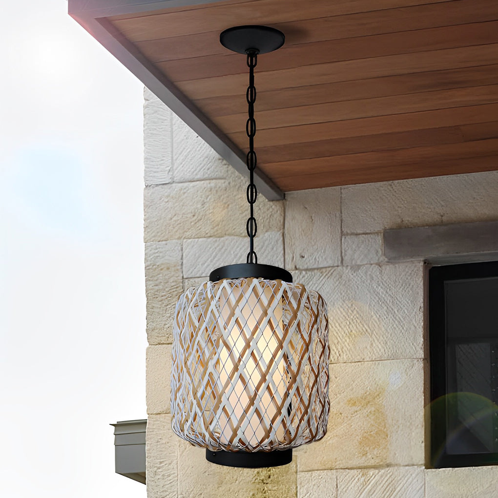 Lámpara colgante de exterior Omela – colgada bajo un alero de madera