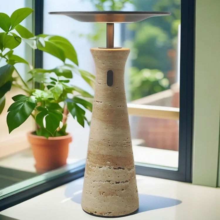 Lámpara de mesa inalámbrica Travela de travertino – en un rincón con plantas
