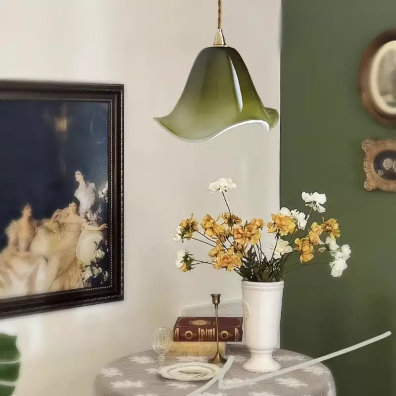 Lámpara colgante de cristal verde Dalira en un dormitorio de estilo romántico – imagen 9