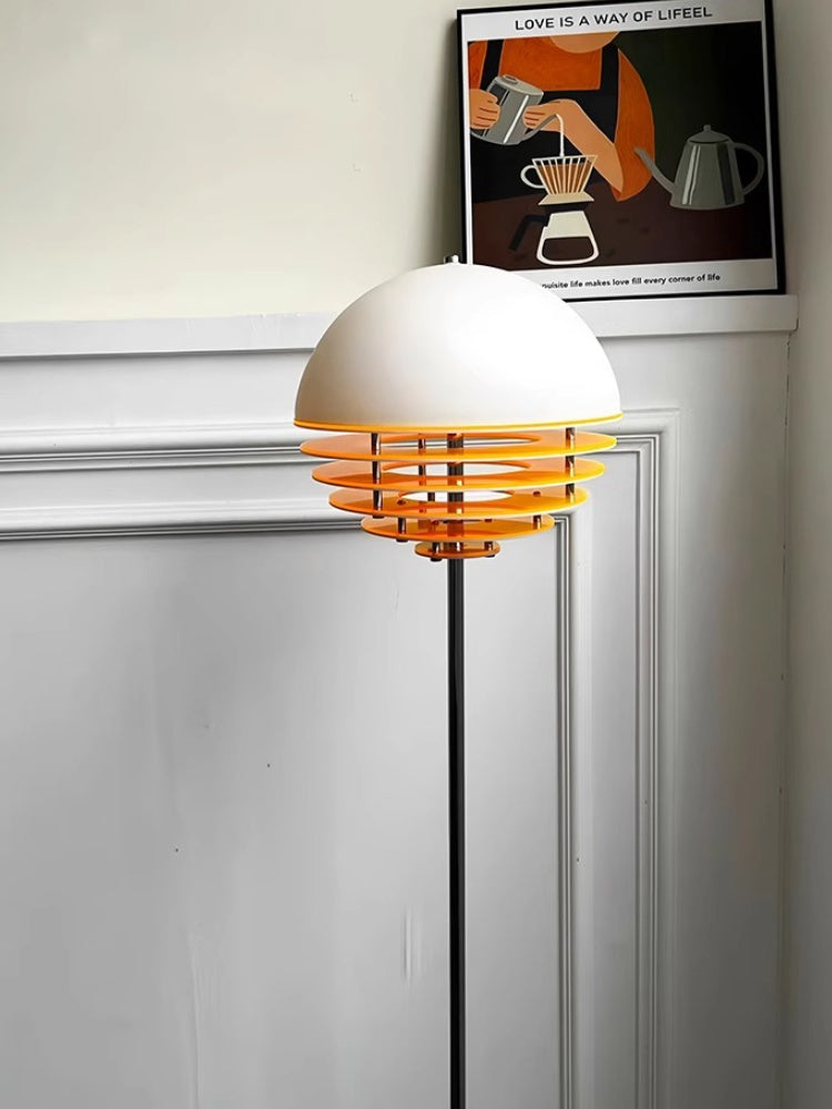 Lámpara de pie Bauhaus Tuneva – detalle de la cúpula blanca