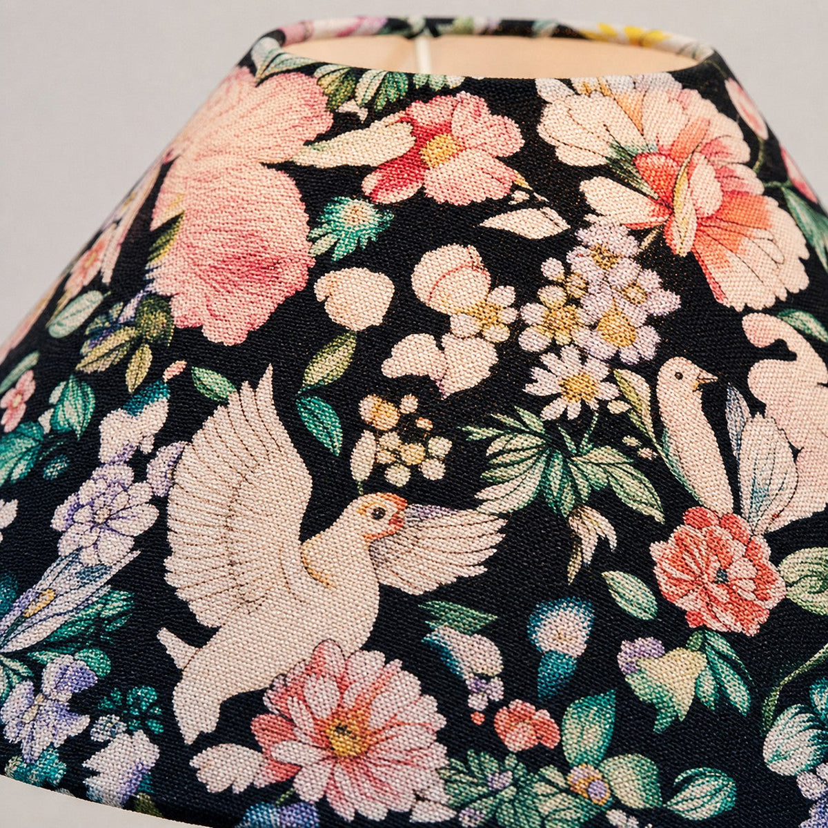 Lámpara de mesa de ratán Vimbrela – detalle de la pantalla estampada con pájaros y flores