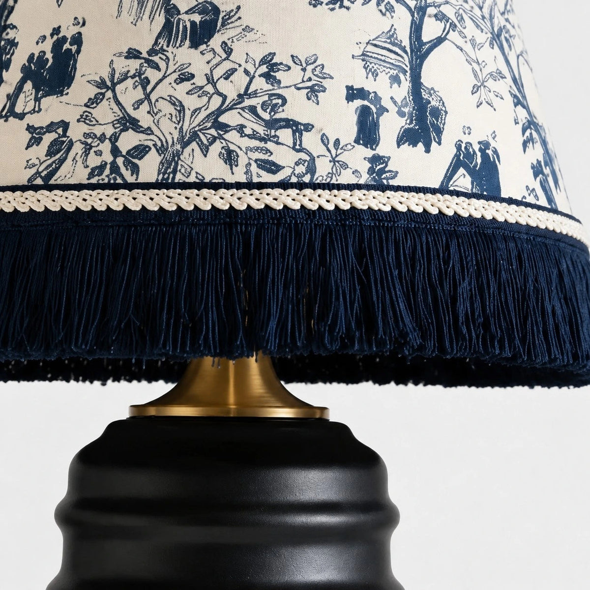 Lámpara de mesa de cerámica Toalba – detalle de la pantalla toile con flecos