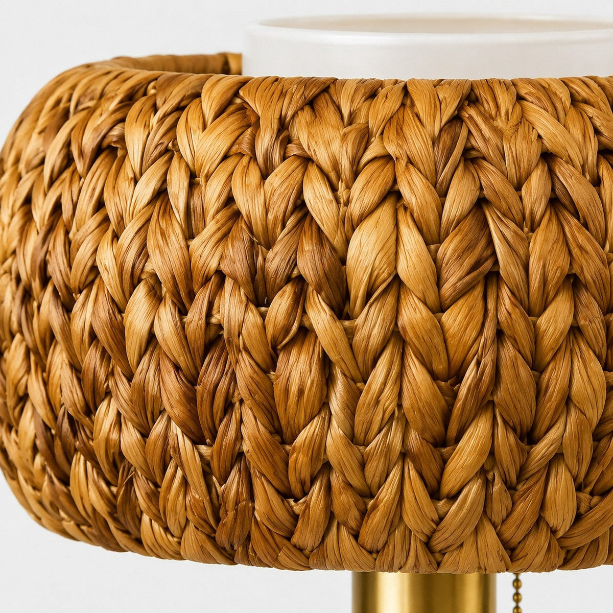 Lámpara de mesa de madera y fibra Trenzola – detalle de la fibra natural trenzada