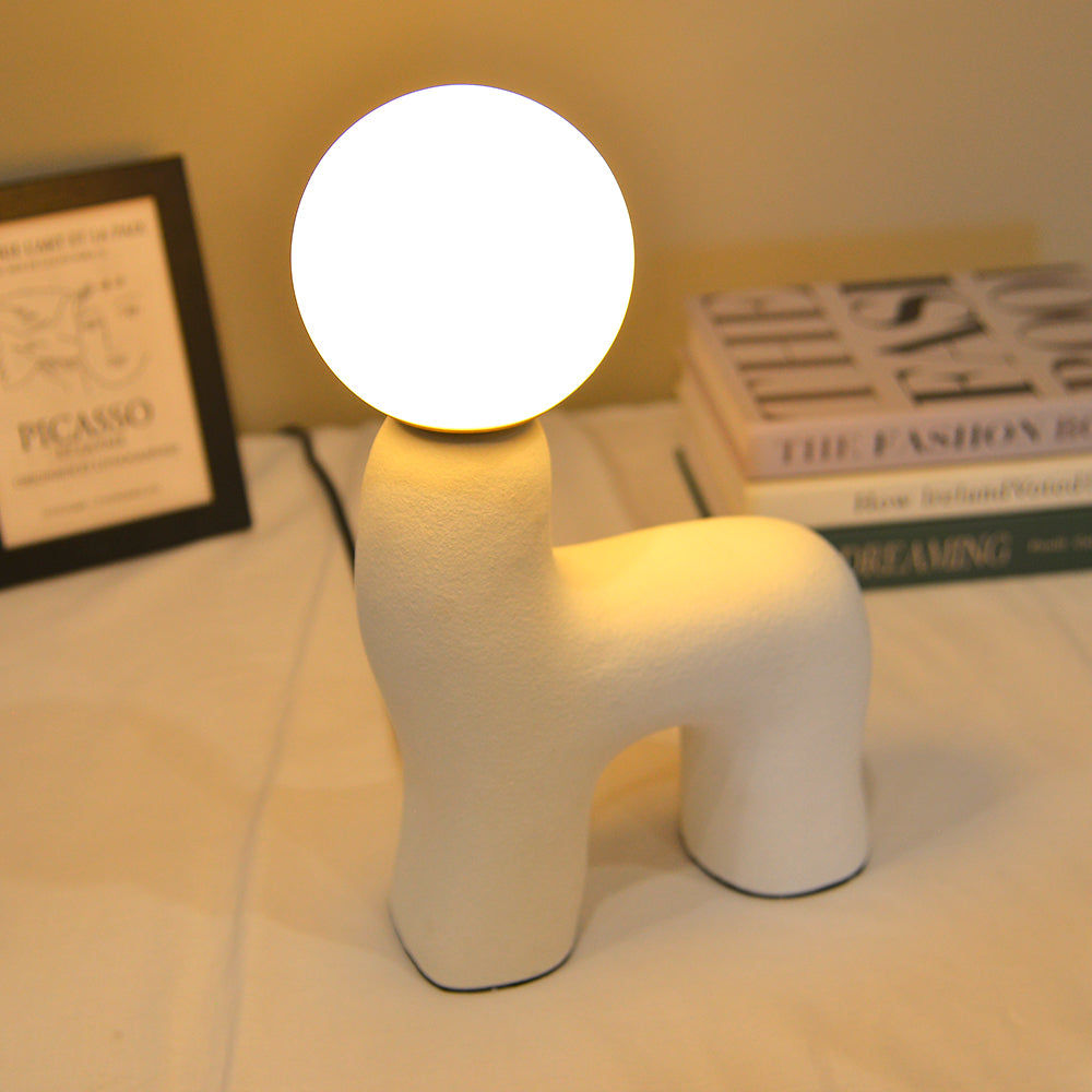 Lámpara de mesa con forma de poni Majaca sobre una cómoda junto a unos libros – imagen 5