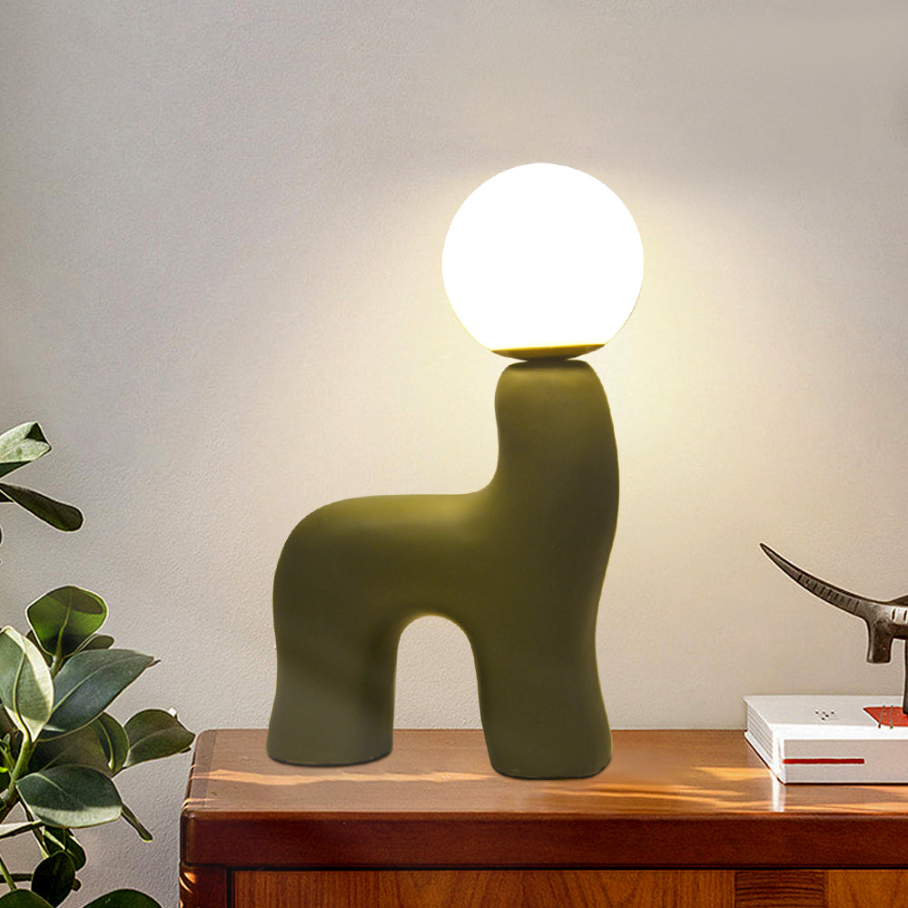 Lámpara de mesa con forma de poni Majaca sobre una cómoda junto a unos libros – imagen 6