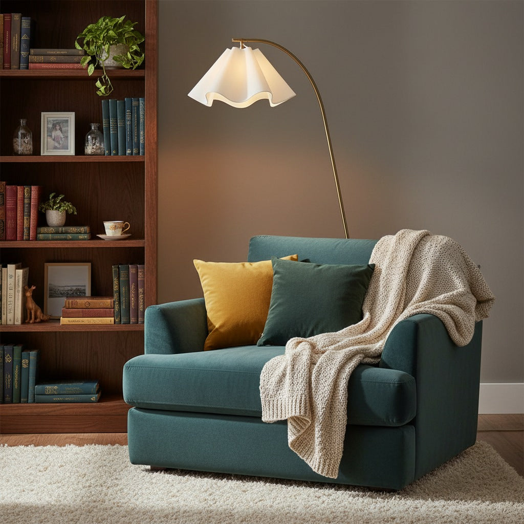 Lámpara de pie arco con pantalla ondulada de tela Flurena junto a un sillón en un rincón de lectura – imagen 11