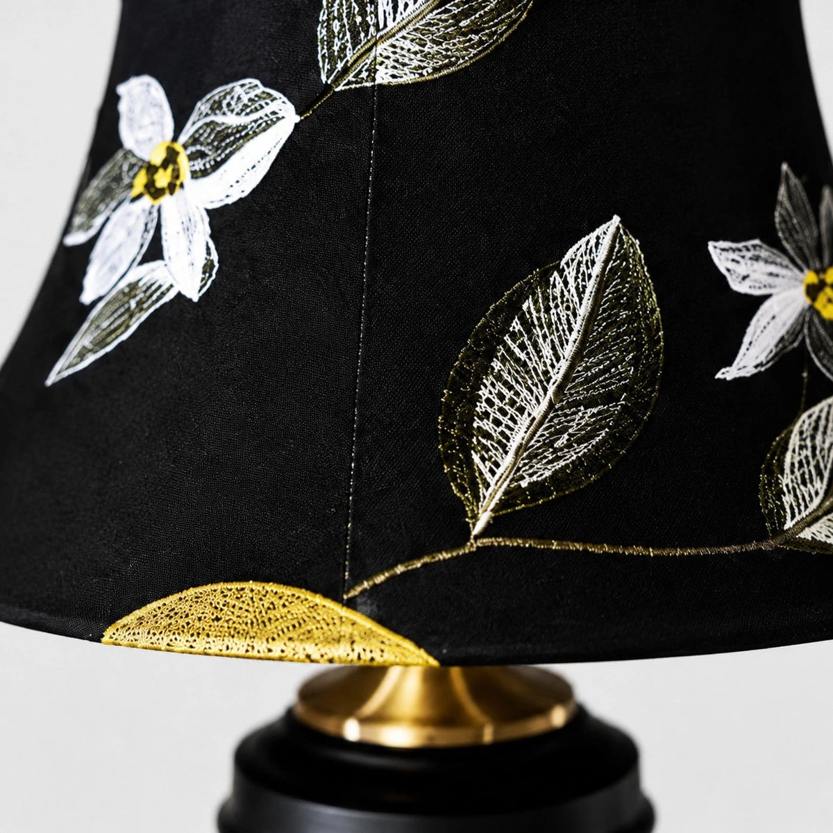 Lámpara de mesa de cerámica Toalba – detalle del bordado de flores y hojas