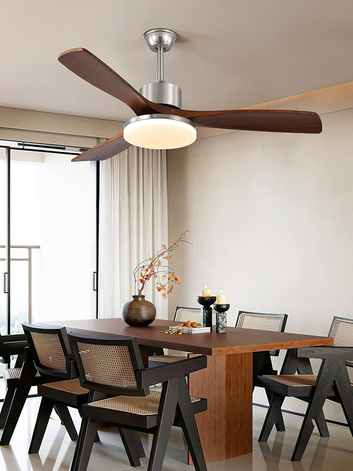 Ventilador de techo con luz Celena en un salón contemporáneo – imagen 5