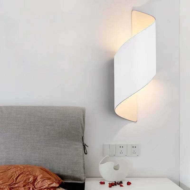 Helix: Aplique de Pared Metal Moderno para Interiores y Exteriores
