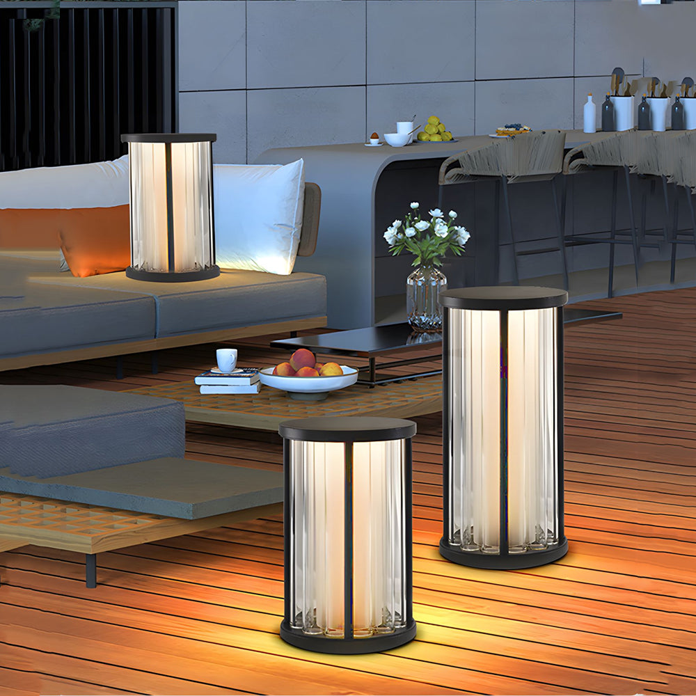 Baliza de jardín LED Isaluz – varias balizas en una terraza de madera