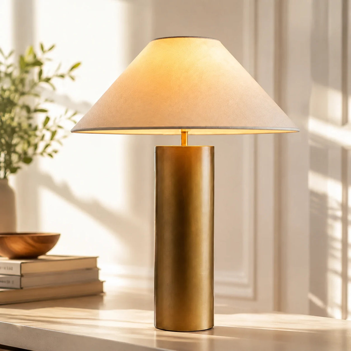 Lámpara de mesa dorada Dorasol en un salón luminoso – imagen 2
