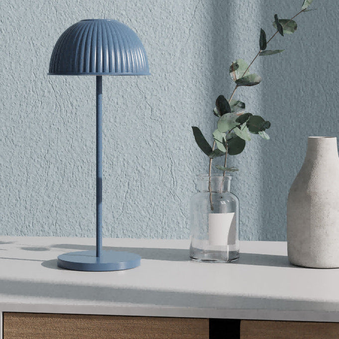 Lámpara de mesa inalámbrica con cúpula acanalada Quelina en un salón moderno – imagen 13