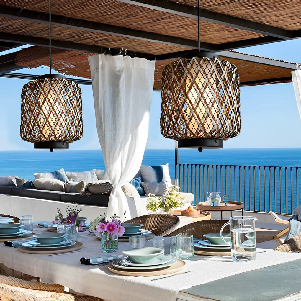 Lámpara colgante de exterior Omela – pareja de faroles sobre una mesa junto al mar