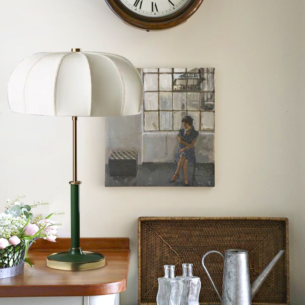 Lámpara de mesa mid century Lomadia en un dormitorio sereno – imagen 7