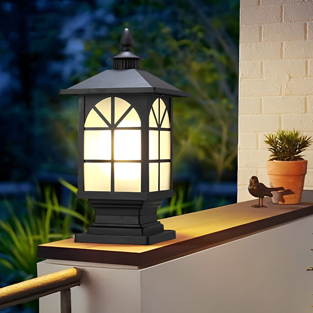 Farol de pilar exterior Kolmara – negro con ventana arqueada