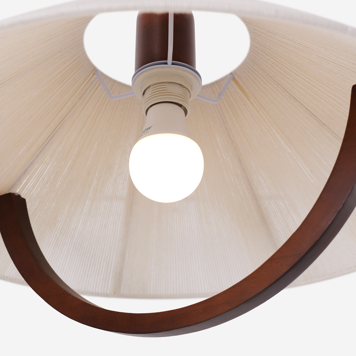 Lámpara colgante de cordón de algodón y madera Arcoya – detalle del arco de madera y la bombilla
