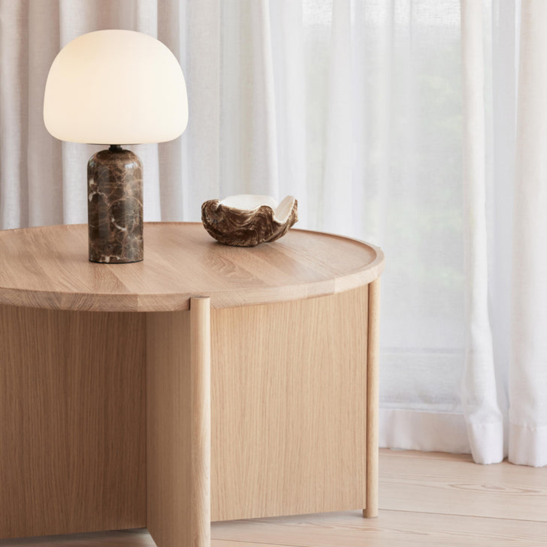 Lámpara de mesa de mármol Velmara – tamaño grande sobre una mesa auxiliar redonda