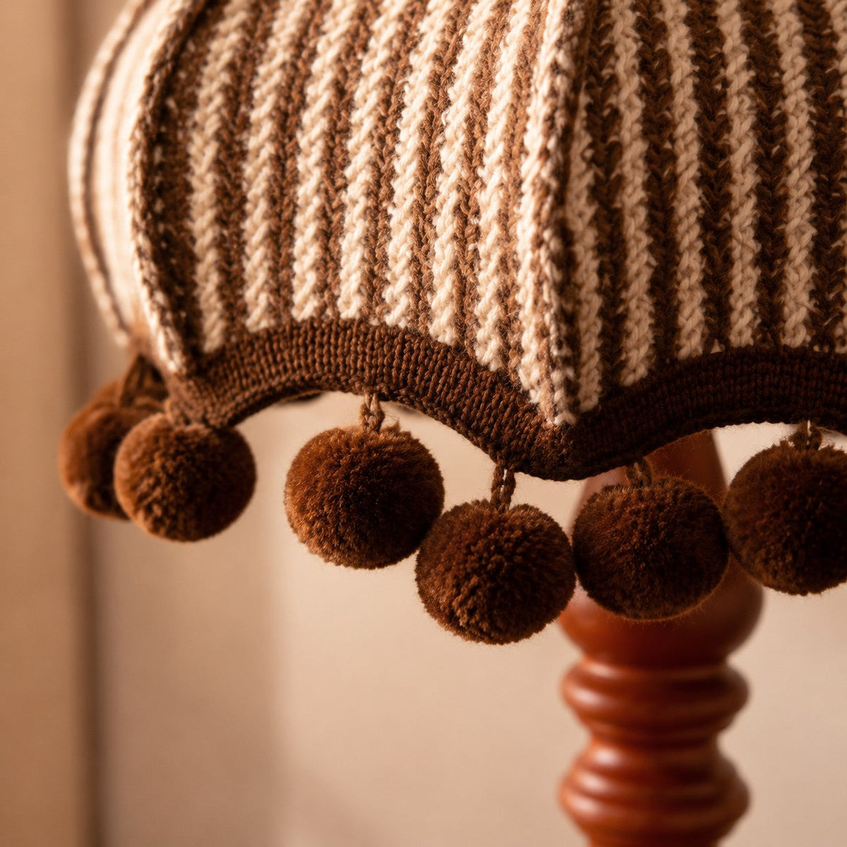 Lámpara de mesa vintage Tricela – detalle del borde con pompones