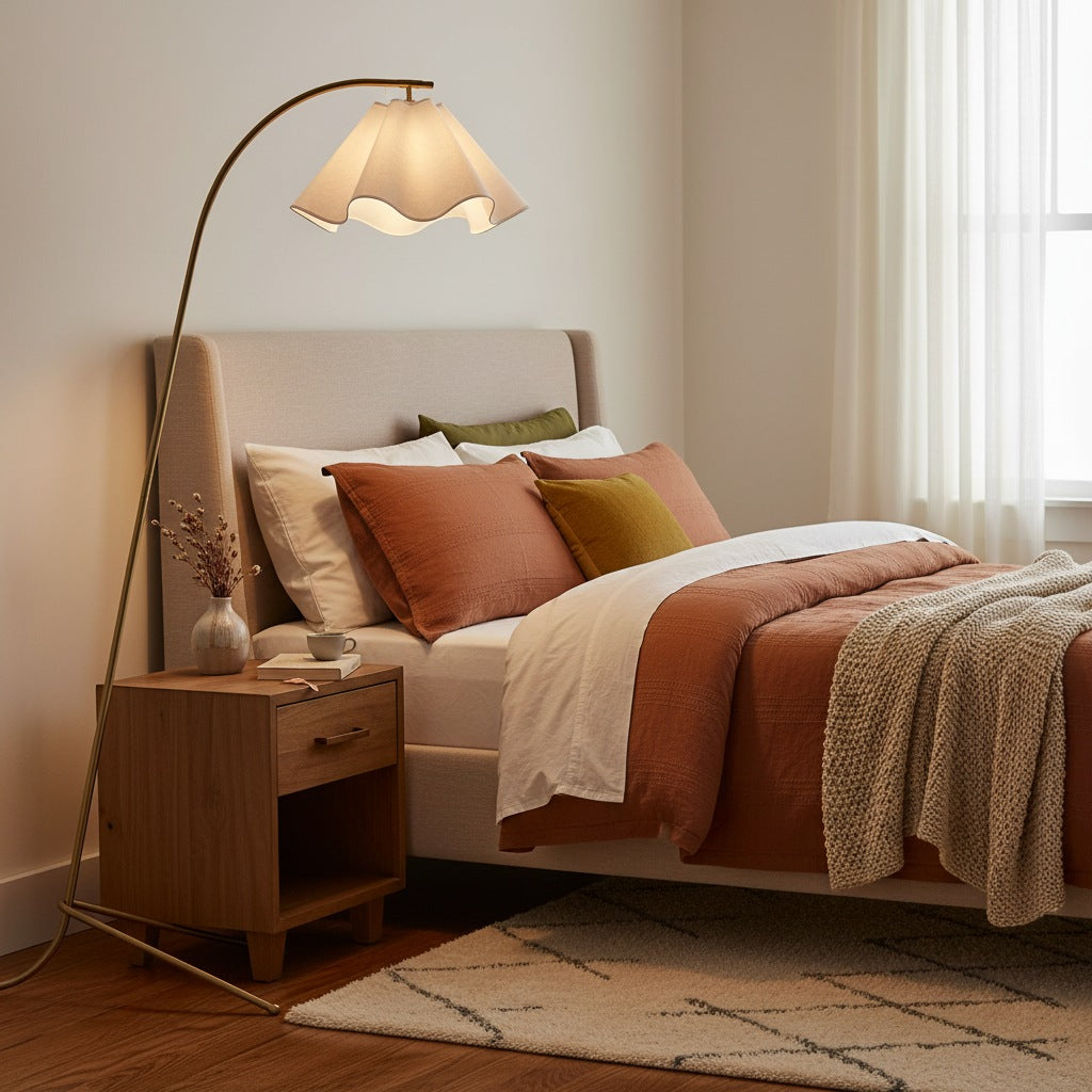 Lámpara de pie arco con pantalla ondulada de tela Flurena junto a un sillón en un rincón de lectura – imagen 5