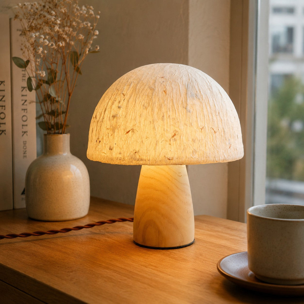 Lámpara de mesita seta Umbelia – encendida junto a la ventana