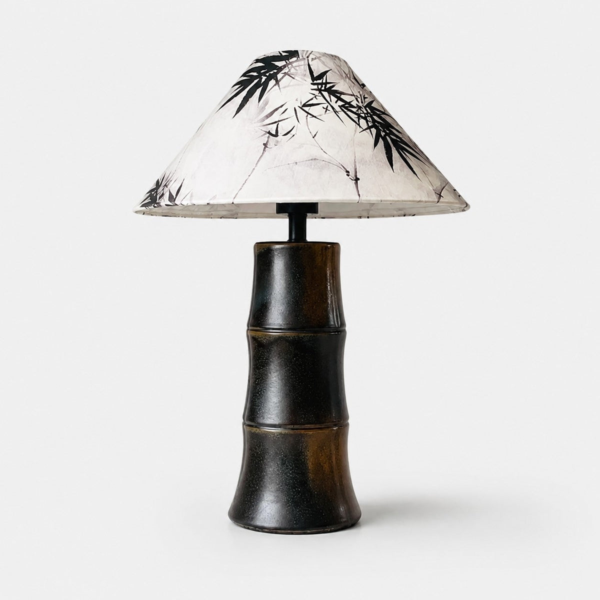 Lámpara de mesa de cerámica Tacuara – alta en marrón oscuro con pantalla de bambú pintado a tinta