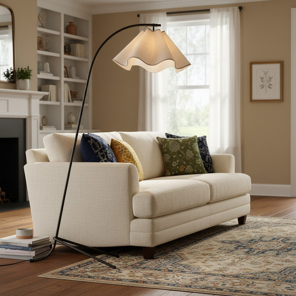 Lámpara de pie arco con pantalla ondulada de tela Flurena junto a un sillón en un rincón de lectura – imagen 7