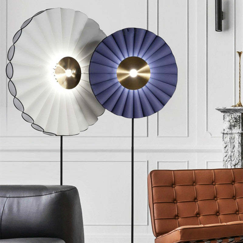 Lámpara de pie LED con disco plisado Zirena – blanca y azul en un salón clásico