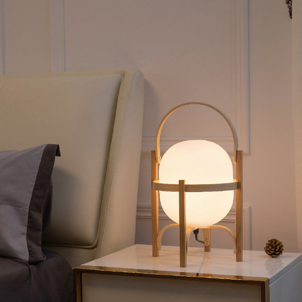Lámpara de madera con globo de cristal Macesta en un dormitorio acogedor – imagen 5