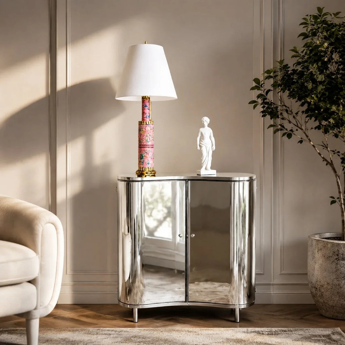 Lámpara de mesa de cerámica floral Rosilda – sobre una cómoda de espejo