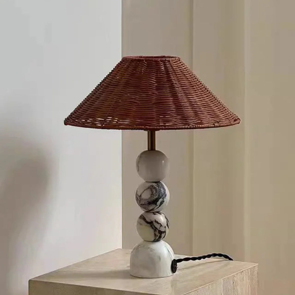 Lámpara de mesa de mármol y ratán Lebrisa en un salón de estilo nórdico – imagen 8
