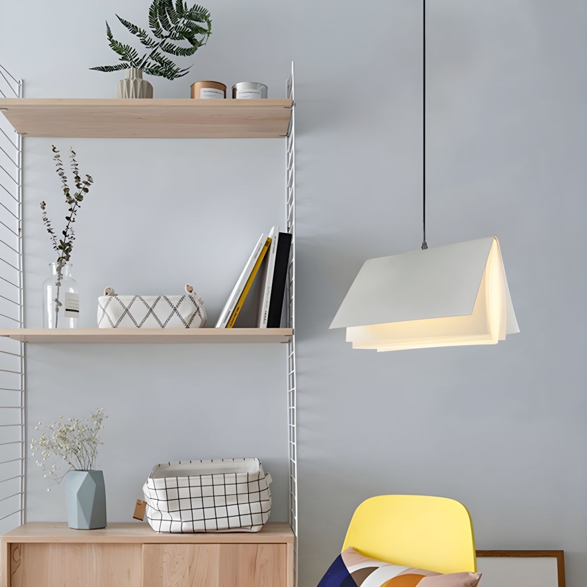Lámpara colgante en forma de libro Folira en un dormitorio infantil – imagen 18
