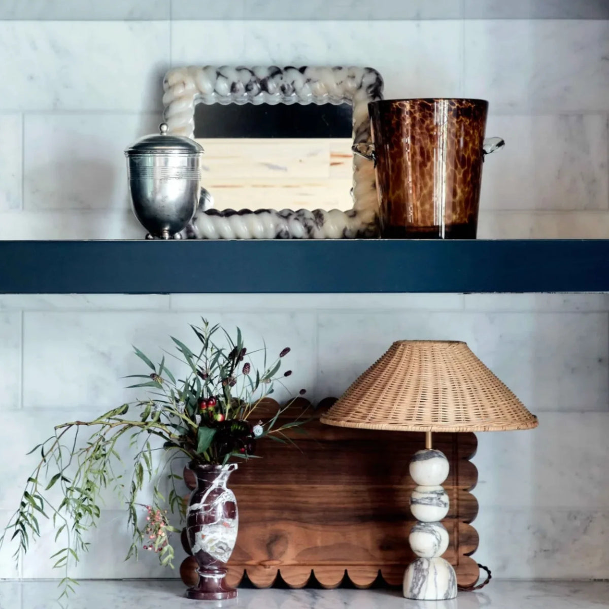 Lámpara de mesa de mármol y ratán Lebrisa en un salón de estilo nórdico – imagen 10