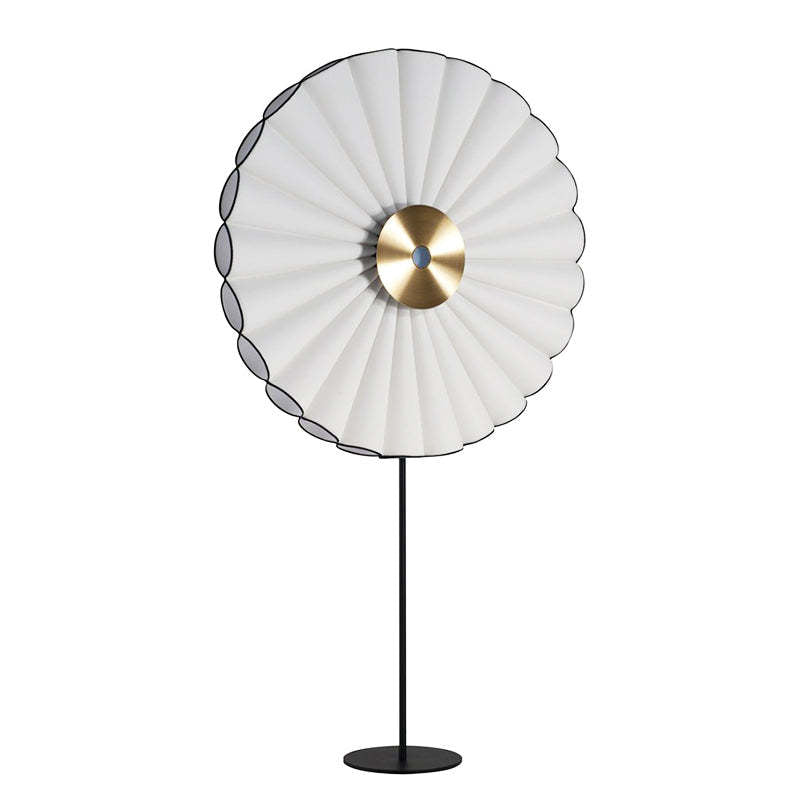 Lámpara de pie LED con disco plisado Zirena – blanca de frente sobre fondo blanco