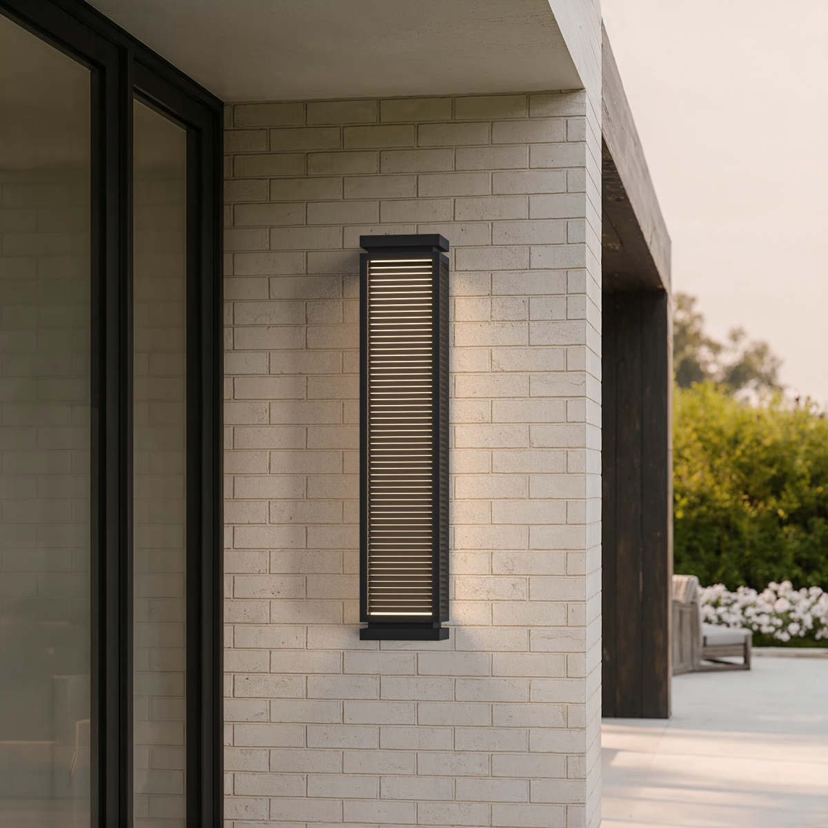 Aplique de pared exterior Ilsara – junto a una entrada cubierta