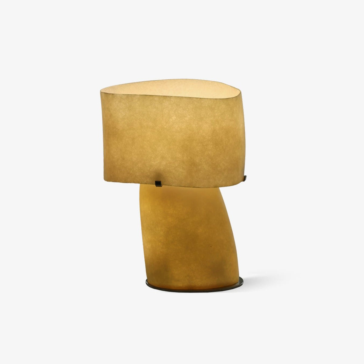 Lámpara de mesa escultural de fibra de vidrio Nevola – encendida sobre fondo claro