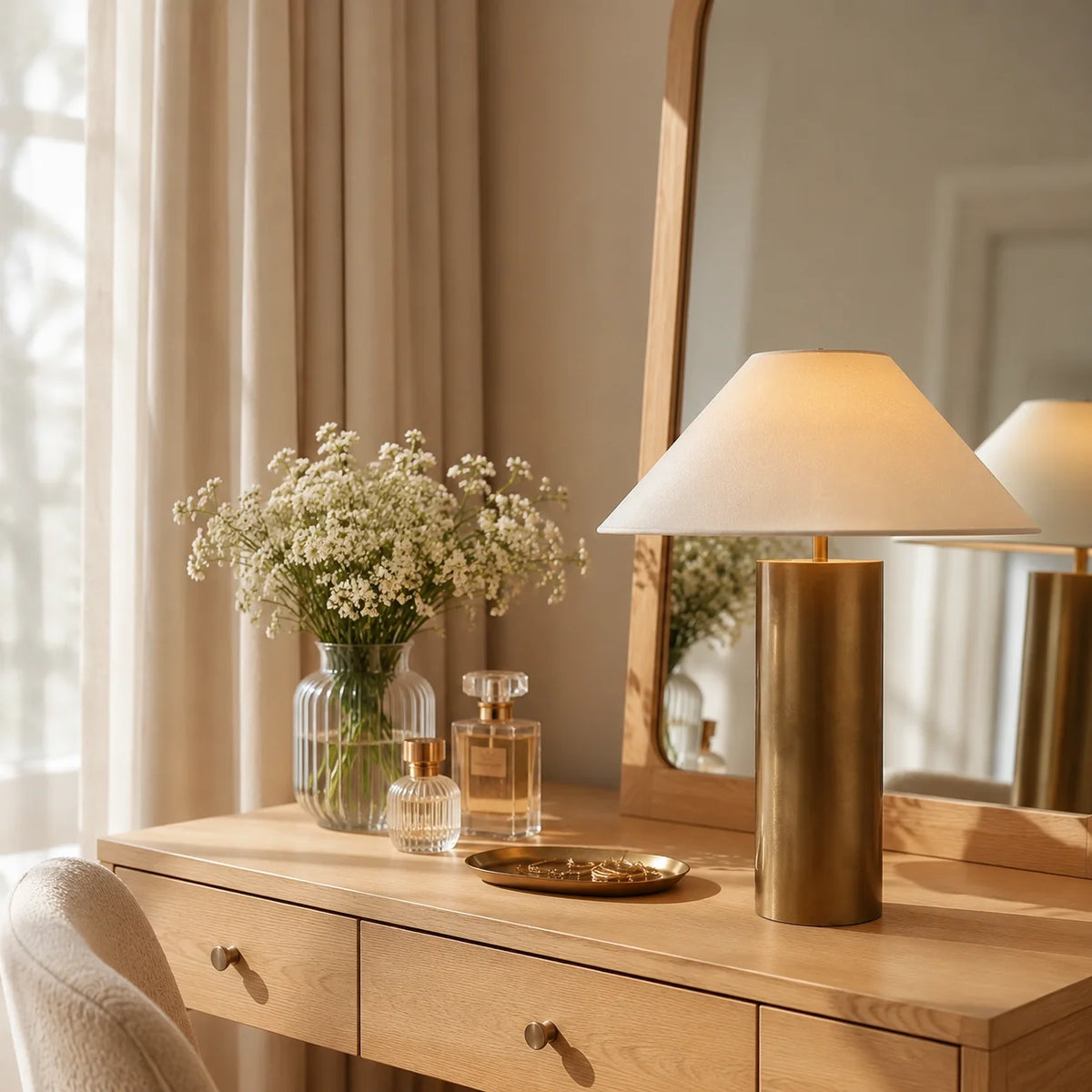 Lámpara de mesa dorada Dorasol en un salón luminoso – imagen 8
